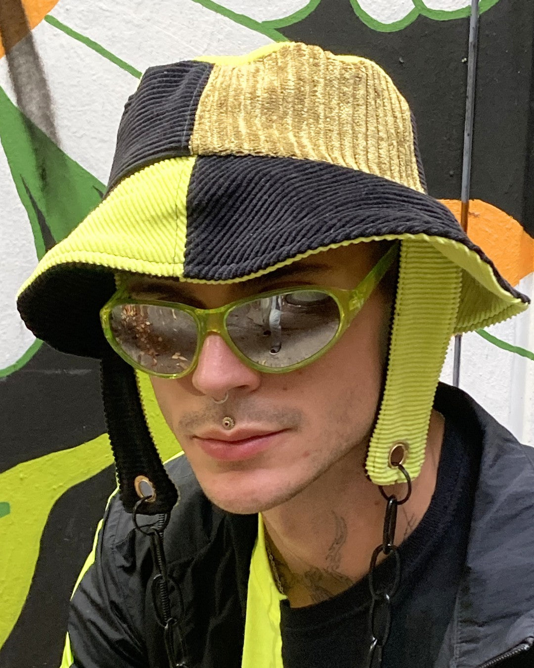 PATCHWORK CORDUROY BUCKET W- CHAIN